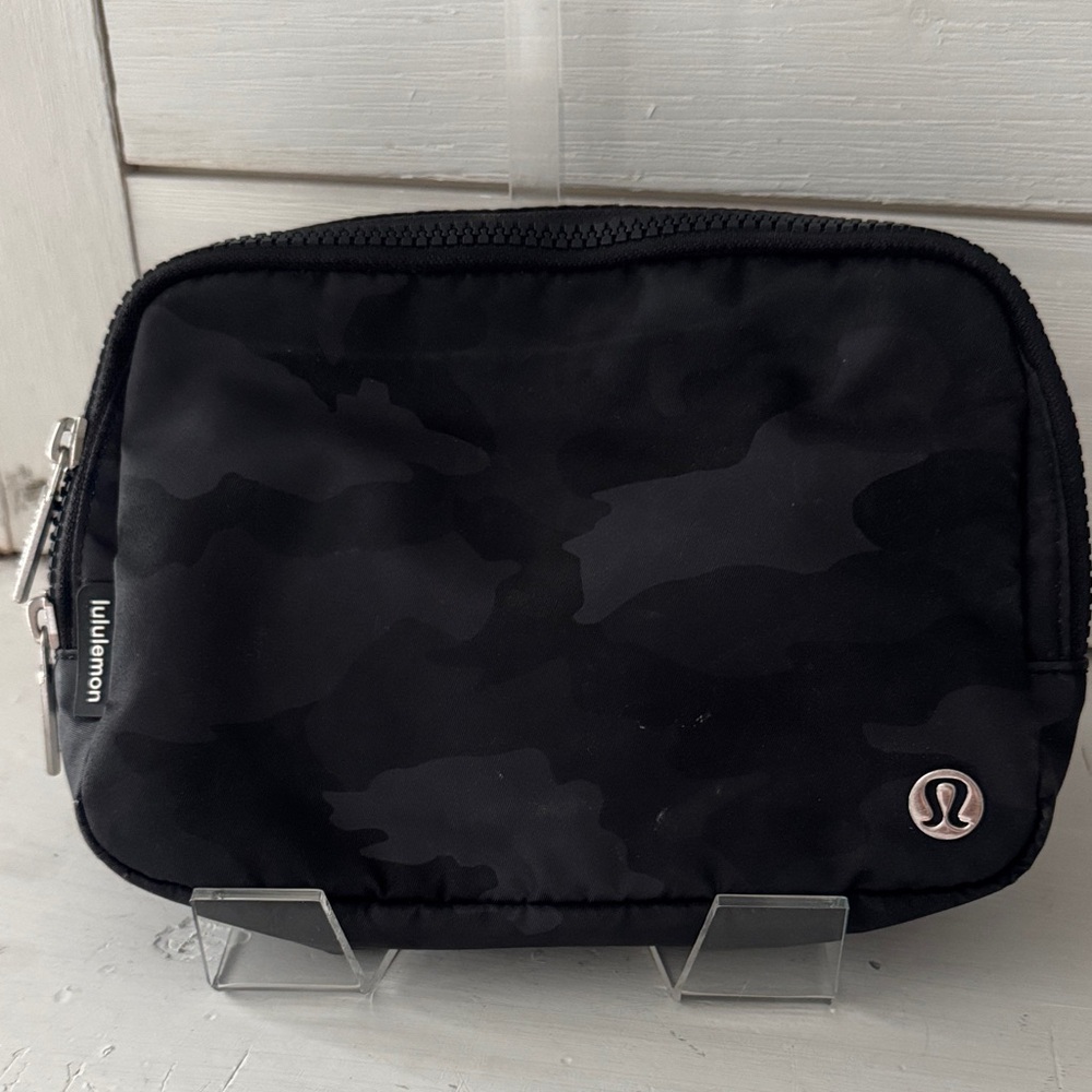 RARE Lululemon everywhere belt bag in color Heritage 365 deep coal camo 2L